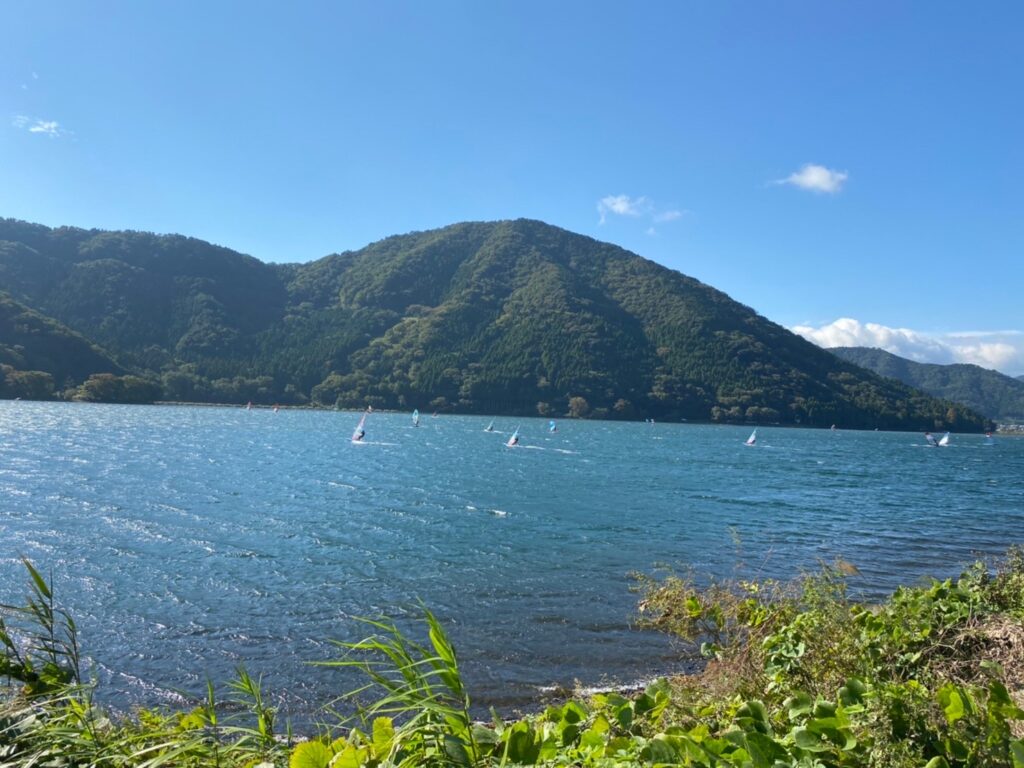 琵琶湖でヨットを楽しむ方々