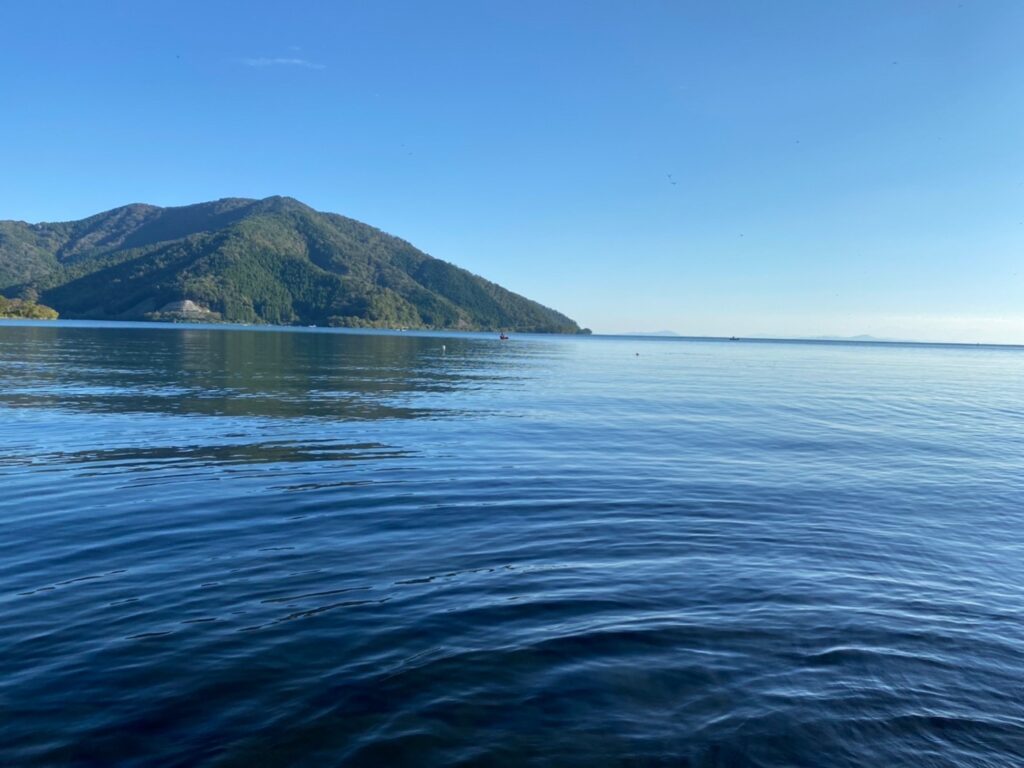 穏やかな琵琶湖の景色