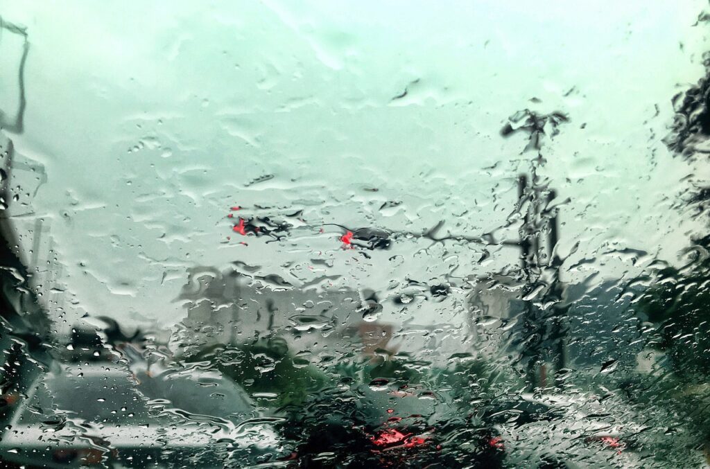雨の日のフロントガラス（撥水なし）