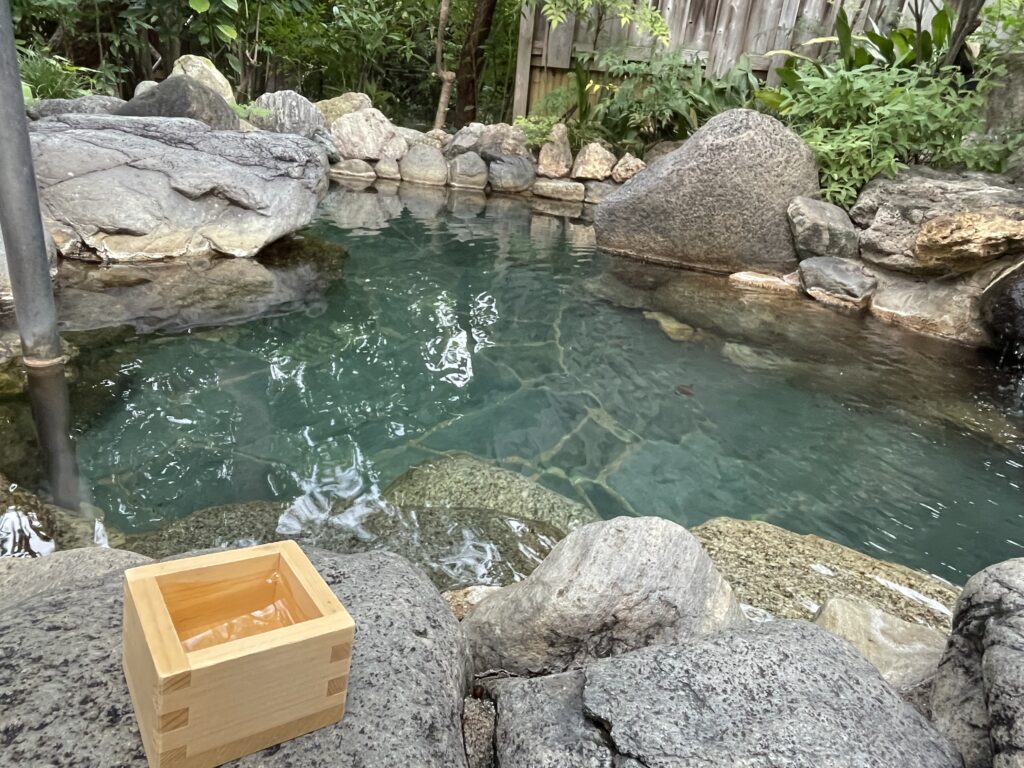 青葉旅館 露天風呂で日本酒